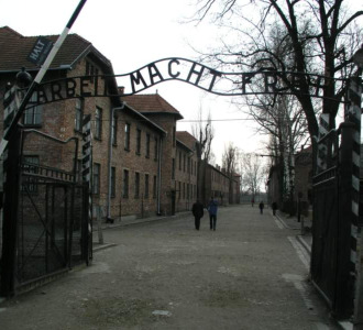 Entrada del campo de concentracin de Auschwitz donde est colgado el cartel que dice 'El trabajo os har libres'.