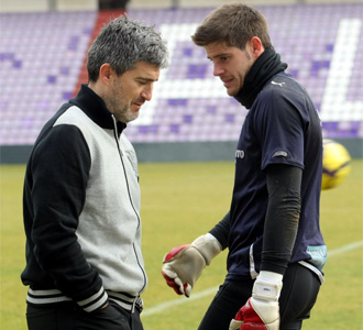 Roberto Olabe junto a Fabricio, durante un entrenamiento del Valladolid