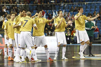 Los jugadores espaoles celebran uno de los goles de la tanda de penaltis ante Rusia