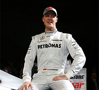 Michael Schumacher posa con su nueva escudera.