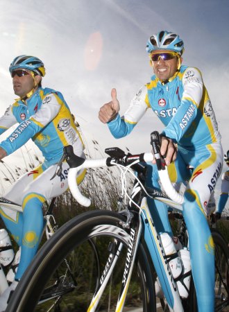 Contador, junto a David de la Fuente, en la concentracin que el equipo Astana realiz en Calpe.