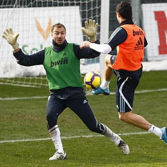 Dudek, ante Cristiano, en un entrenamiento del Real Madrid