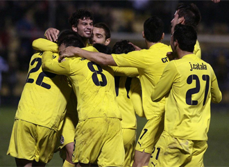 Los jugadores del Villarreal B celebran un gol