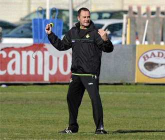 Vctor Fernndez, dirigiendo un entrenamiento del Betis.