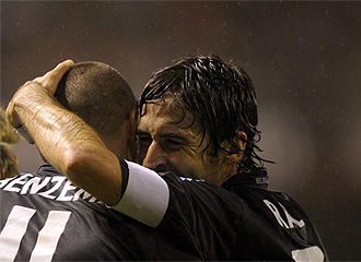 Ral celebra un gol con Benzema