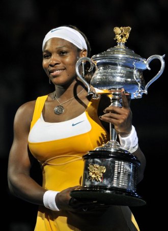 Serena Williams posa con el trofeo que la distingue como campeona del Open de Australia 2010.