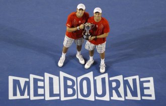 Los hermanos Bryan con su trofeo en Australia.