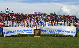 En todos los campos de Paraguay se mostraron pancartas de apoyo a 'El Salvador'.