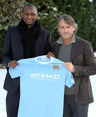 Patrick Vieira posa junto a Mancini con la camiseta del City