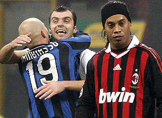 Ronaldinho se lamenta en la derrota ante el Inter