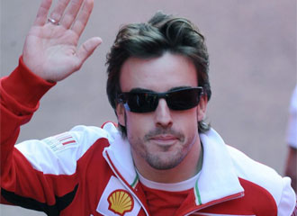 Fernando Alonso saluda a los aficionados de Cheste.
