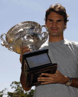 Roger Federer posa con el trofeo de campe�n en Australia.