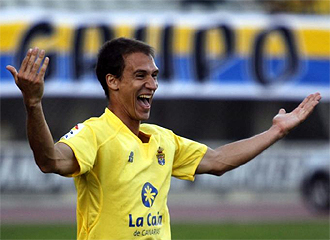Juanpa celebra un gol