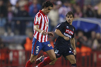 Rivera pugna por un baln con Tiago en el partido entre Atltico y Sporting