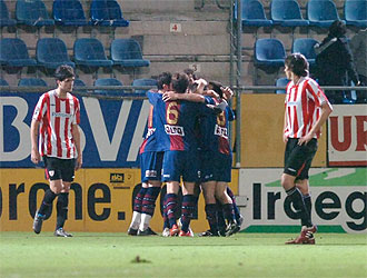 Los jugadores del Eibar celebran un gol frente al Athletic.