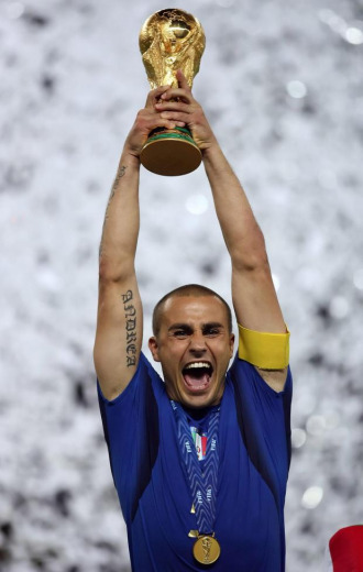 Cannavaro levanta el trofeo de campen del mundo que conquist Italia en el pasado Mundial.