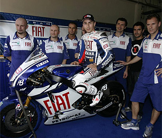 Jorge Lorenzo junto a Rossi en la presentacin de la Yamaha