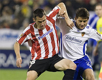 Orbiz disputa un baln con Paredes, del Zaragoza.