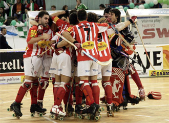 Los jugadores del Vic celebran el triunfo ante el Coinasa Liceo en las semifinales de la pasada temporada