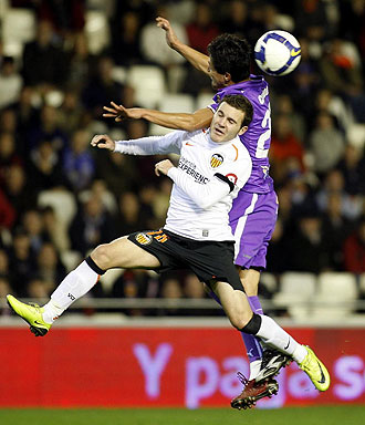 Mata y Canobbio pugan por el baln en el Valencia-Valladolid de la pasada temporada.