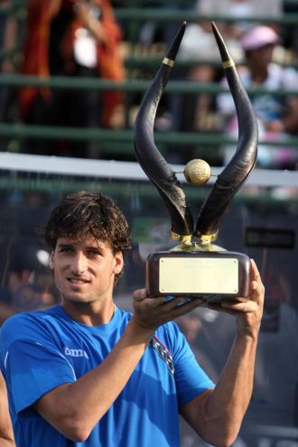Feliciano López posa con el trofeo de campeón en Johannesburgo.