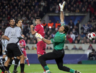 Fernando cabecea a gol ante Buffon en la Liga de Campeones.
