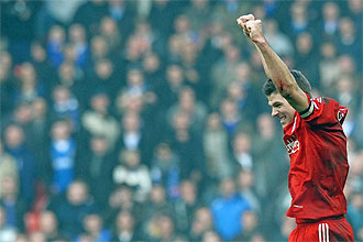 Steven Gerrard celebra la victoria del Liverpool en el derbi del sbado con la aficin del Everton al fondo