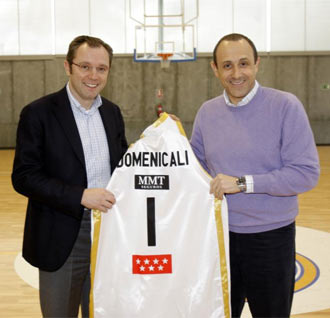 Domenicali junto a Messina recibe la camiseta del real Madrid de Baloncesto