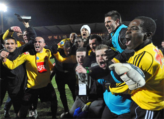 Los jugadores del Quevilly celebran su victoria sobre el Rennes.