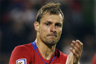 Milan Jovanovic celebra un gol con Serbia.