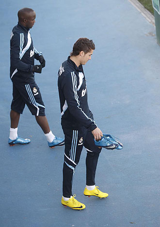 Cristiano Ronaldo estrenando sus nuevas botas amarillas