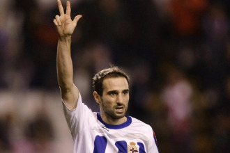 Pablo lvarez marcando la estrategia durante un partido.