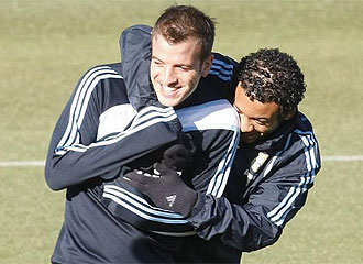 Marcelo y Van der Vaart bromean durante el entrenamiento