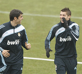 Cristiano Ronaldo y Kaká bromean durante un entrenamiento.