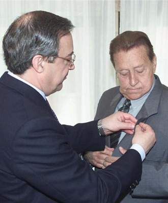 Florentino Prez, el momento de otorgar una insignia a Luis Molowny