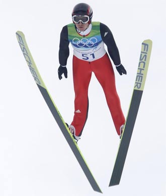 Simon Ammann durante su salto