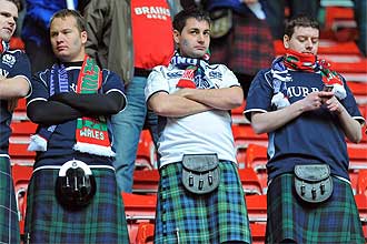 Aficionados de Escocia desilusionados tras la derrota de su seleccin en Gales.