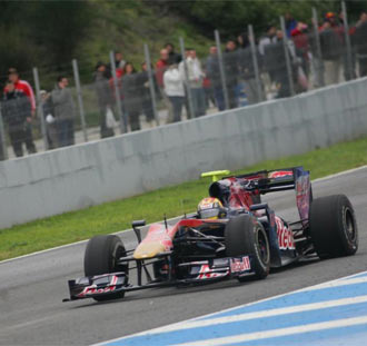 Alguersuari conduce su monoplaza durante los entrenamientos de Jerez