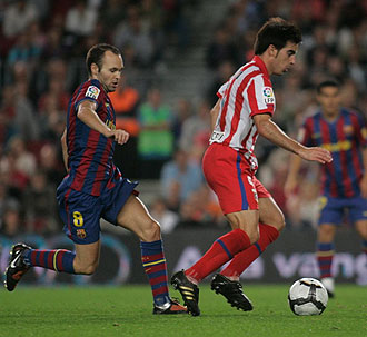 Iniesta y Jurado, en el partido de la primera vuelta disputado en el Camp Nou.