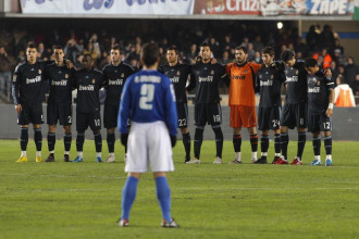 Los jugadores del Real Madrid guardando un minuto de silencio por el fallecimiento de Molwny en Chapn.