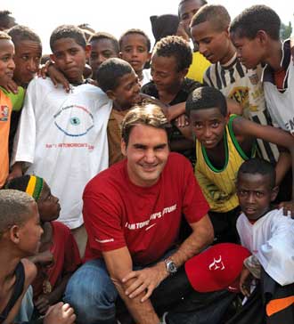 Federer rodeado de nios en su viaje a Etiopa