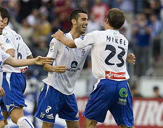Mikel Alonso celebra con Ricardo un gol del Tenerife.