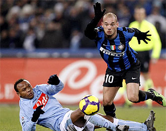 Sneijder salva la entrada de Zuniga durante el partido.