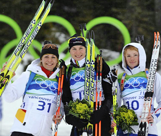 Anastazia Kuzmina, en el centro, con la alemana Magdalena Neuner (plata) a su izquierda y la francesa Marie Dorin (bronce) a su derecha.