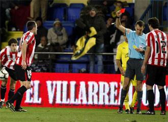 Clos Gmez ensea la roja a Orbaiz ante el Villarreal.