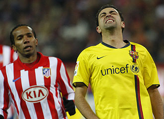 Xavi se queja en el partido ante el Atlético