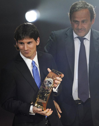 Messi y Platini durante la entrega al argentino del FIFA World Player.