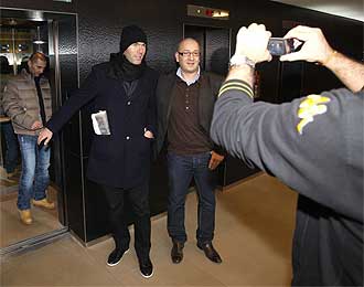 Zidane posa con un aficionado este martes en el hotel de concentracin del Madrid.