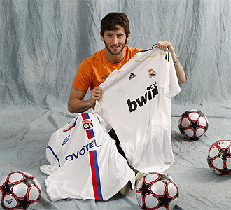 Granero porsa con las camisetas del Madrid y del Lyon.