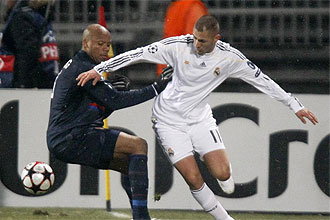 Karim Benzema pugna con Boumsong por hacerse con el baln